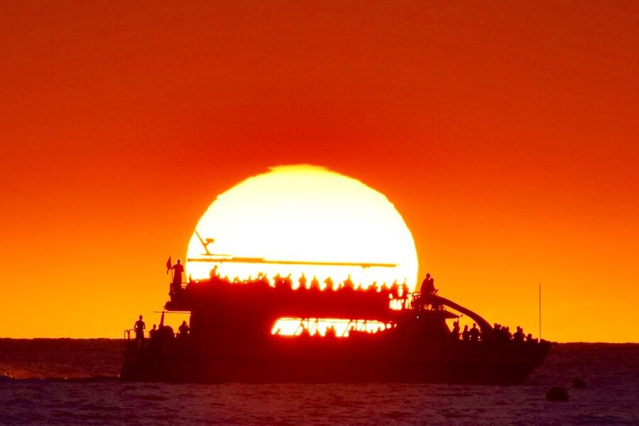From Hawaii: Historical Dinner Cruise Tour to Kealakekua Bay - From Kailua Pier to the Kona coastline