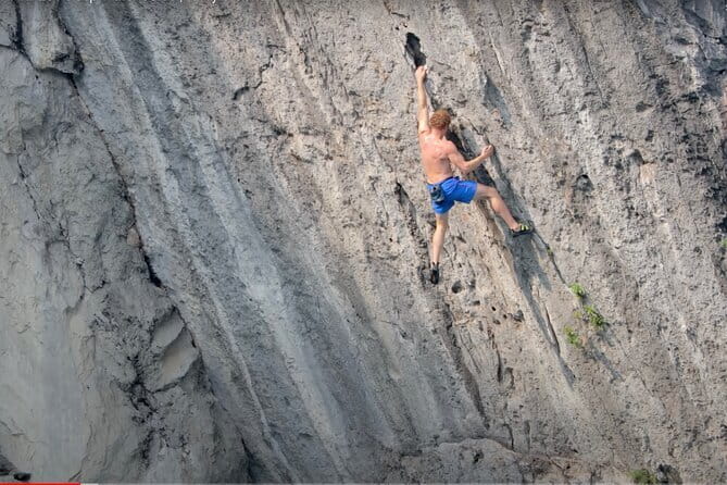Full day deep water soloing - Kayaking in Cat Ba - Ha Long Bay. - Hòn Tay Kéo: the right place to get started