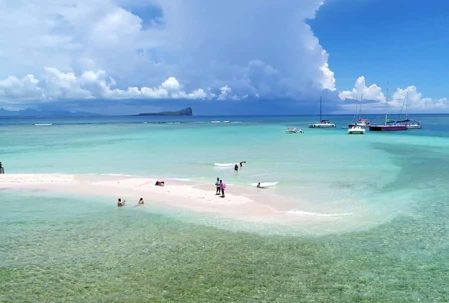 Grand Bay: Catamaran Cruise to Flat Island with BBQ Lunch - BBQ lunch, drinks, and the seating question