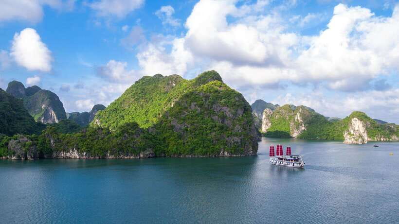 Ha Long Bay - Bai Tu Long Bay Luxury Boat Tour & Transfer - Cruising through Bai Tu Long Bay
