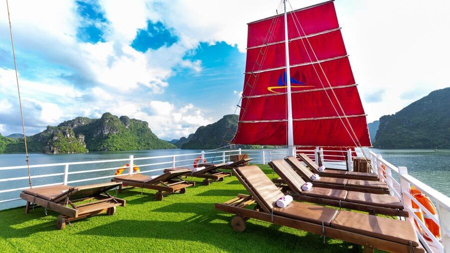 Ha Long Bay - Bai Tu Long Bay Luxury Boat Tour & Transfer - Titop Island, beach time, and the 360-degree view