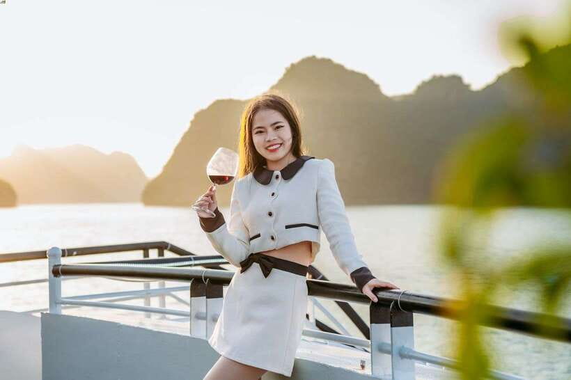 Ha Long Bay Day Trip with Best Price - The guide and group experience