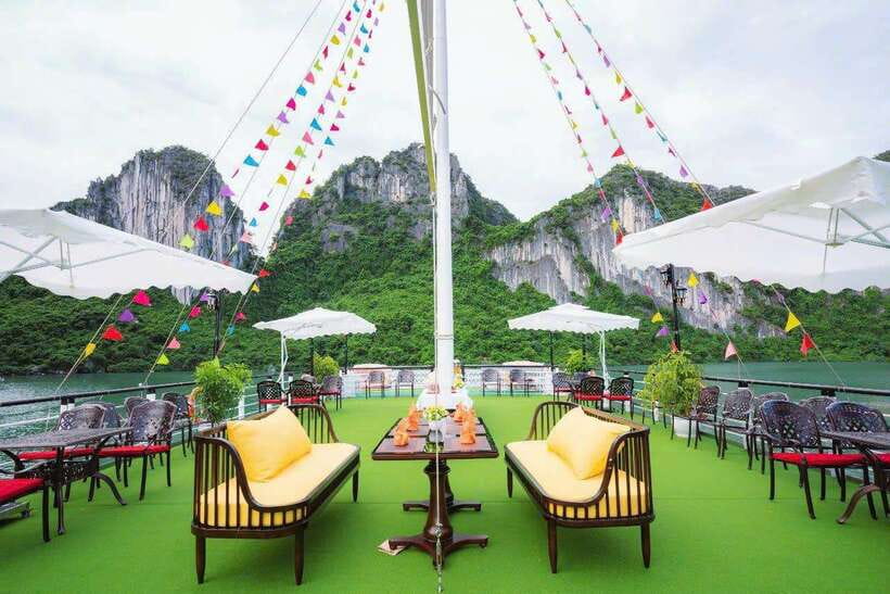 Ha long Bay day trip with Deluxe cruise - Lunch among Ha Long Bay’s limestone islets