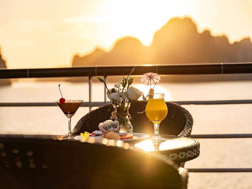 Ha Long Bay: Luxury Day Cruise, Caves, Kayak & Buffet Lunch - Kayaking or bamboo boat at Luon Cave