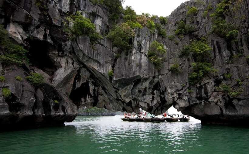 Ha Long Bay Small Deluxe Cruise Day Trip With Kayak & Lunch - Group Size, Crowds, and the Pace