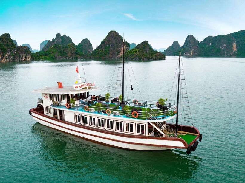 Ha Long Bay Small Deluxe Cruise Day Trip With Kayak & Lunch - Lunch While the Boat Passes the Islets