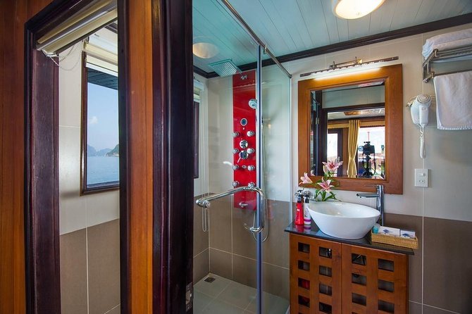Ha Long bay tour in Middle 3 star cruise - Titop Island and the climb for the view