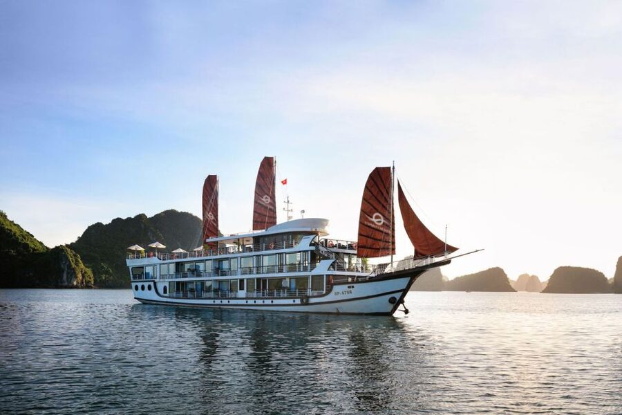Ha Long & Lan Ha Bays: 2-Day Cruise with Meals & Kayaking - Lunch and the first views from the Dawn Restaurant