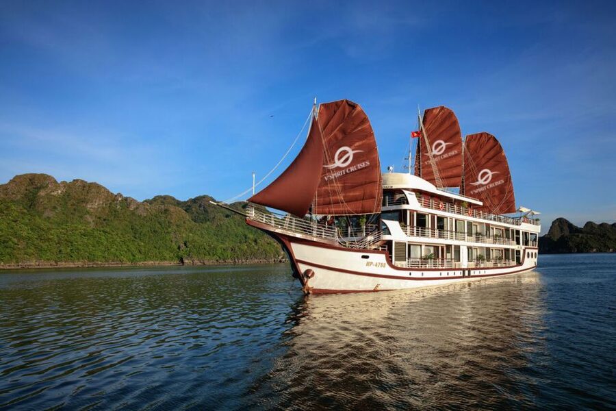 Ha Long & Lan Ha Bays: 2-Day Cruise with Meals & Kayaking - Cabins with balconies and bathtubs