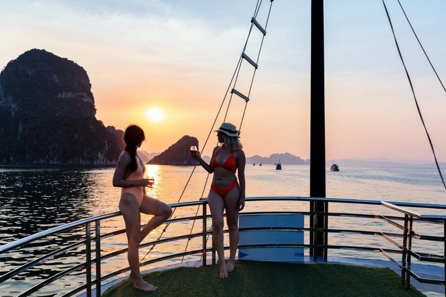 Ha Noi: Ha Long Bay 1 Day/ Full Service/ Small Group & Lunch - Cruising past Human Head and Fighting Cock Islet