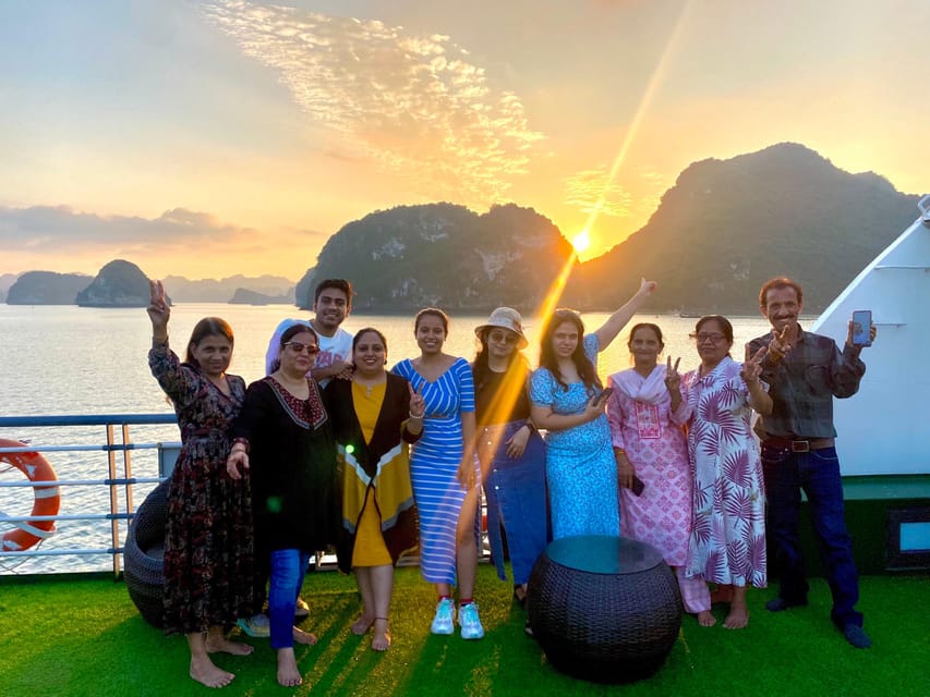 Ha Noi: Ha Long Bay 1 Day/ Full Service/ Small Group & Lunch - Walking through Sung Sot Grotto