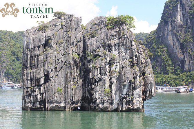 Halong bay Boutique Cruise 2D/1N tour: Kayaking, swimming, Titop island & cave - A wooden boat and two days on Ha Long Bay