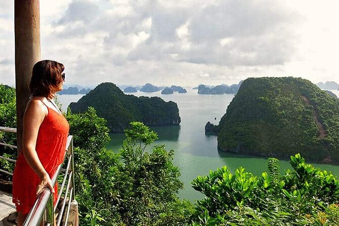 Halong Bay Cruise Luxury Full Day Tours - Kayaking and the closer view of the bay