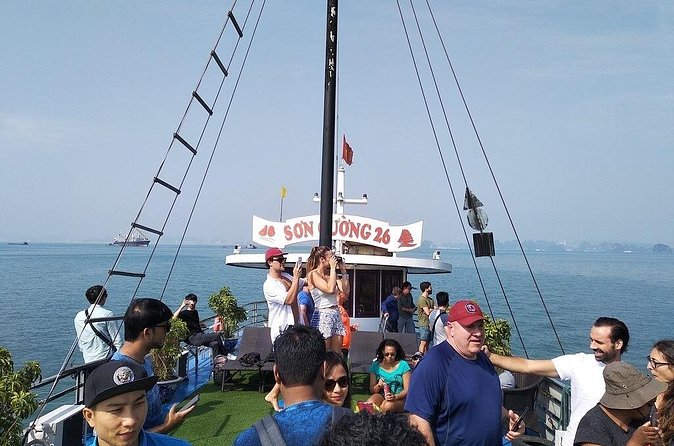 Halong Bay Cruise Tour from Hanoi with Kayak Adventure - Forty minutes at Ba Hang by kayak or bamboo boat