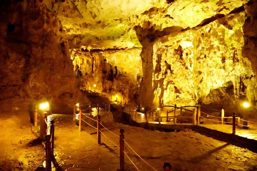 Halong Bay Cruise with Lunch - Floating villages, famous caves, and route expectations
