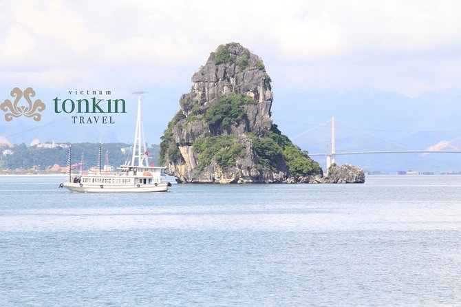 Halong Bay Day Tour: 4 hour cruising, caving, kayaking & lunch - Kayaking through the tunnel