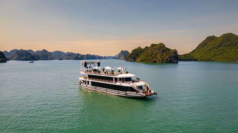 Halong bay day tour: Best seller IRIS CRUISE with live band - Key points before you book