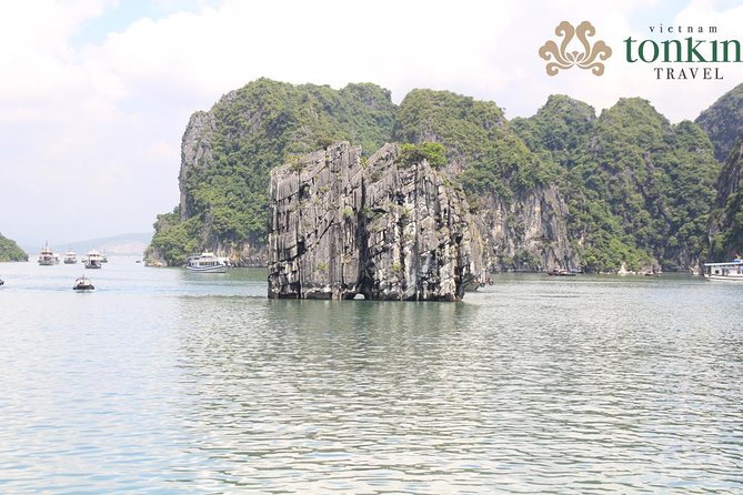 Halong bay deluxe cruise 2 days/ 1 nights: full meals, Kayaking & Swimming - The early morning bay and pearl farm