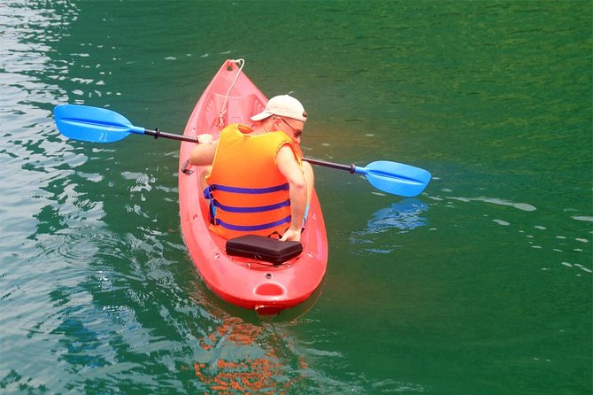 Halong bay Deluxe Cruise 2D/1N: Kayaking, swimming, Titop island & surprise cave - Kayaking around the bay