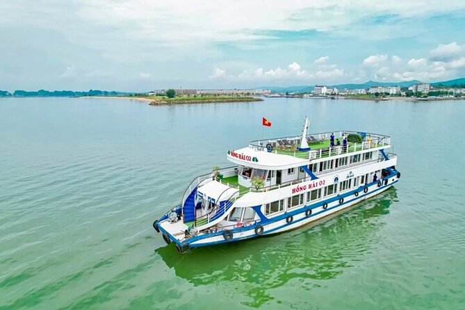 Halong Bay Deluxe Cruise with Lunch, Kayaking & Cave Tour - Luon Cave by Kayak or Bamboo Boat