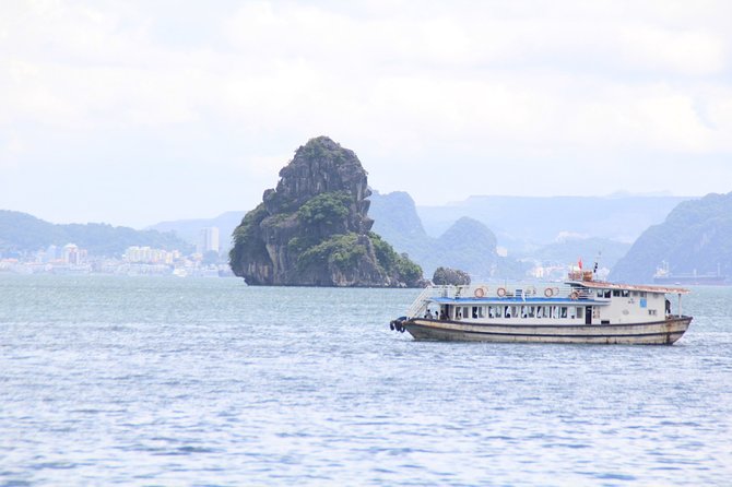 Halong bay Full Day Cruise trip: kayaking, surprise cave, titop island, lunch - Kayaking through the lagoons