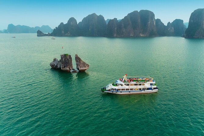 Halong bay Full Day tour - Choosing kayaking or a bamboo boat at Luon Cave