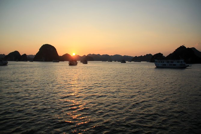 Halong bay full day trip from Hanoi: Visiting Thien Cung, Dau Go cave & Kayaking - Kayaking through the Ba Hang area
