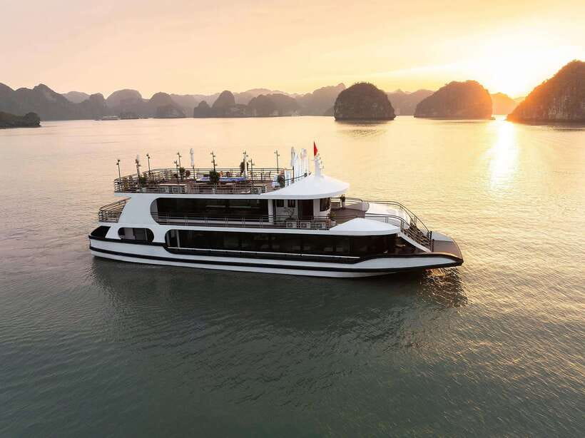 Halong Bay Luxury Cruise: Kayak&Swim,Cave, Party BEST SELLER - Cruising past Halong Bay’s limestone islands
