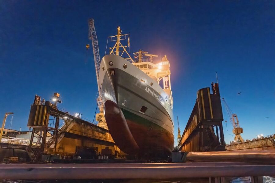 Hamburg: 1.5-Hour Evening Lights Harbour Cruise on a Ship - Why Hamburg Harbor is best seen after sunset