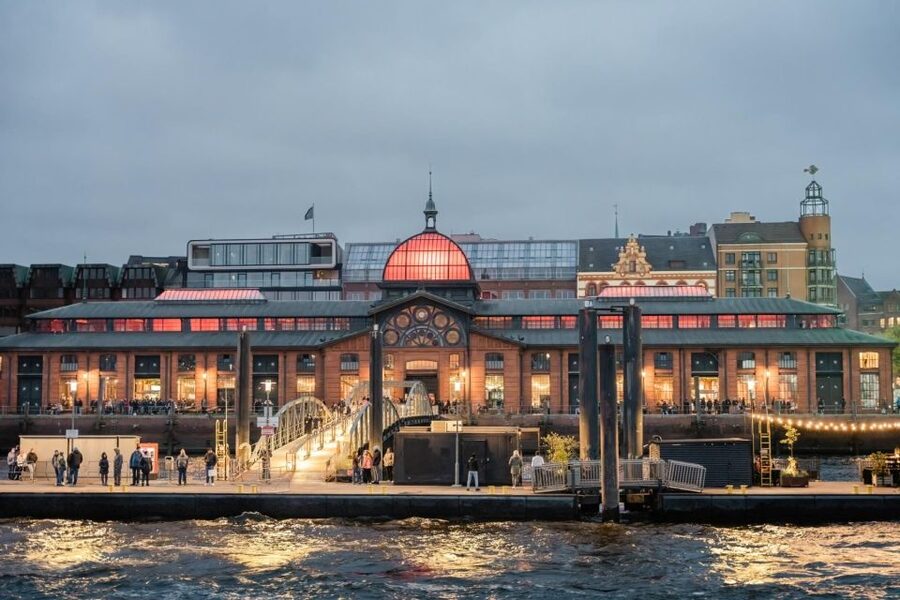 Hamburg: 1.5-Hour Evening Lights Harbour Cruise on a Ship - HafenCity and the Elbphilharmonie