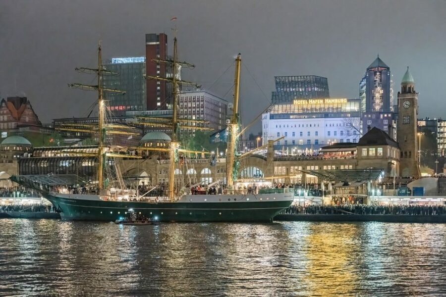 Hamburg: 1.5-Hour Evening Lights Harbour Cruise on a Ship - Drinks, snacks, and the onboard setup