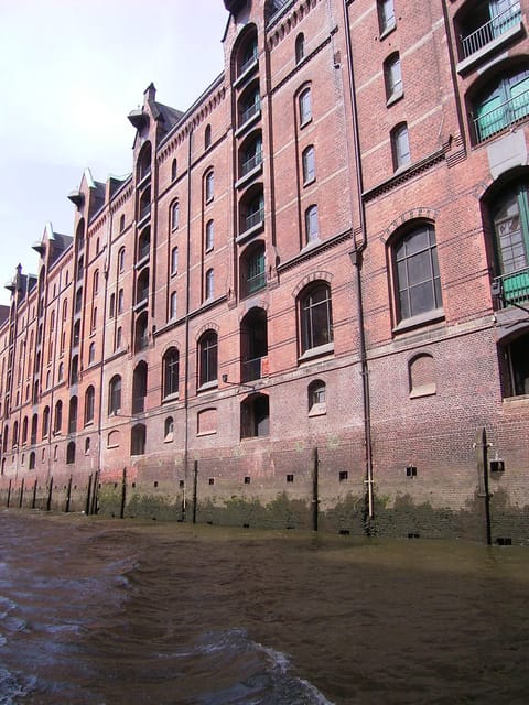 Hamburg: 1-Hour Harbor Cruise - German commentary and the English audio guide