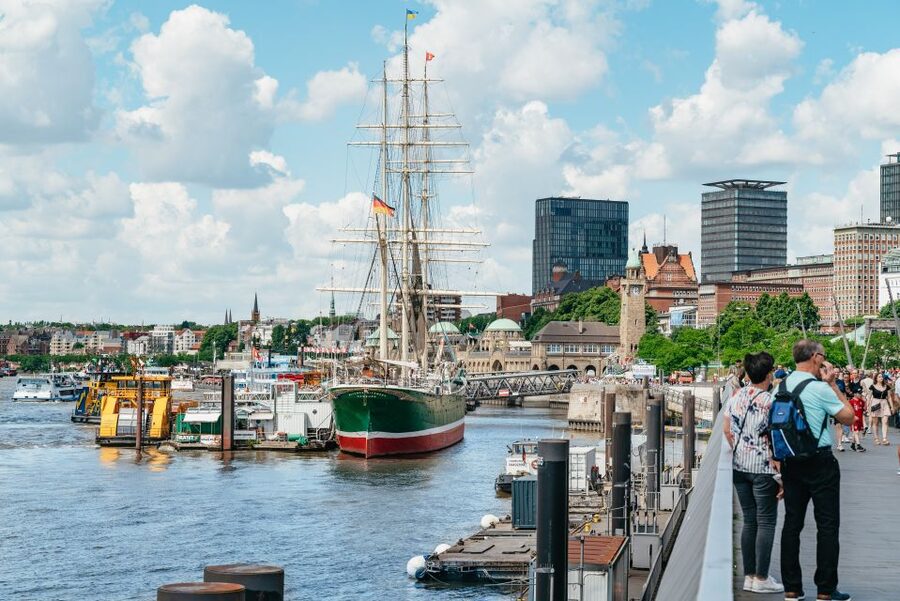 Hamburg: 1-Hour Harbor Sightseeing Cruise with HafenCity - Speicherstadt and the importance of the tide
