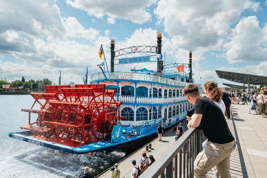 Hamburg: 1-Hour Harbor Sightseeing Cruise with HafenCity - Choosing your seat and handling the weather