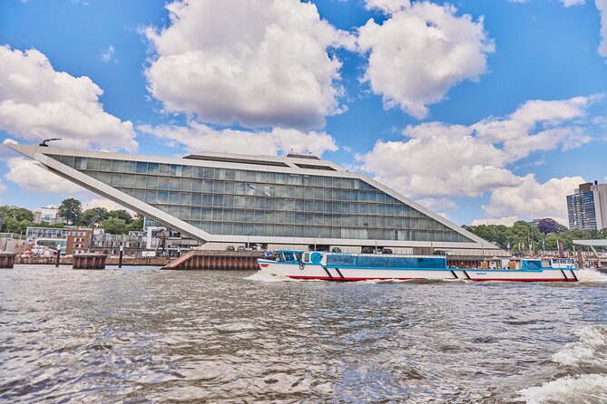 Hamburg: 2-hour harbor cruise - Beaches, shipyards, and cruise terminals