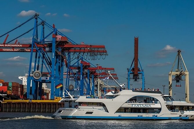 Hamburg 2-hour harbor tour on the beautiful Elbe - The German narration and English audio issue