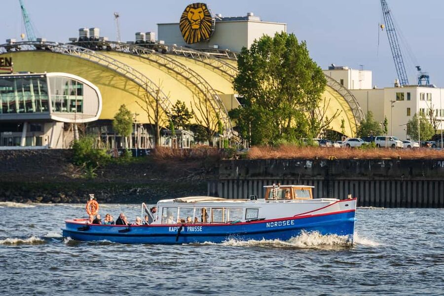Hamburg: 2-hour harbor tour through the port of Hamburg - The German Commentary and Tour Style