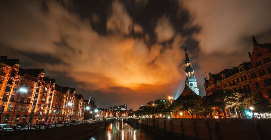 Hamburg: 90-Minute Evening Lights Harbor Cruise - Starting at Landungsbrücken and finding the right boat