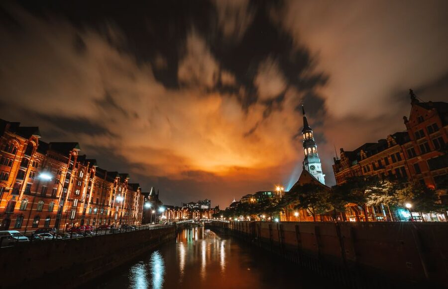 Hamburg: 90-Minute Evening Lights Harbor Cruise - Speicherstadt, when the tide gives you access