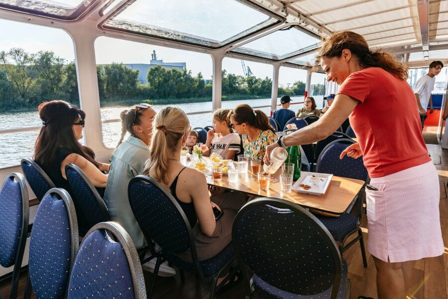 Hamburg: Harbor Cruise with Wine and Cheese - Finding the Boat Near Fischbrötchenbude 10