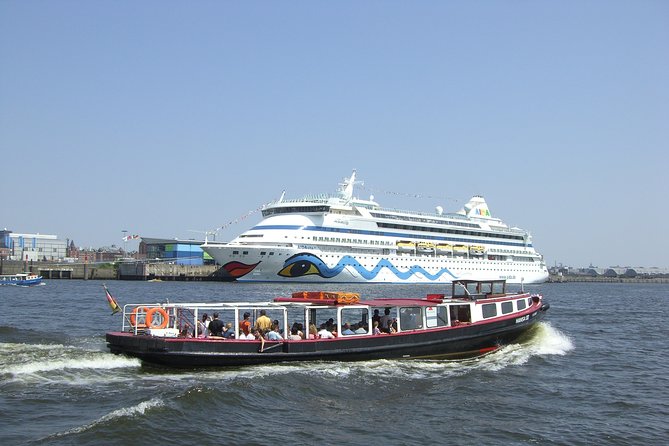 Hamburg harbor tour with a barge - What the commentary is like