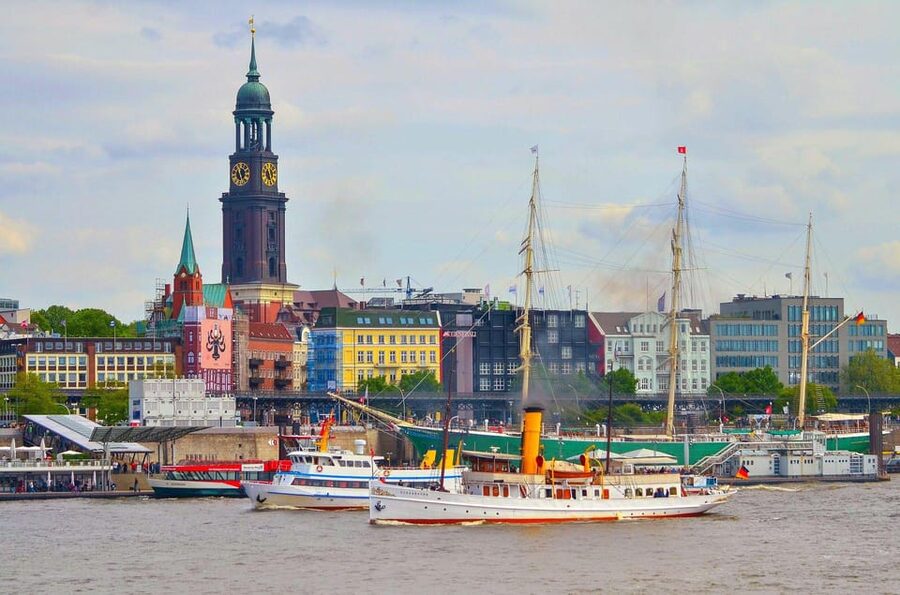 Hamburg: Hop on Hop off city tour and 1 hour harbor tour - Starting at Landungsbrücken Bridges 3 and 4