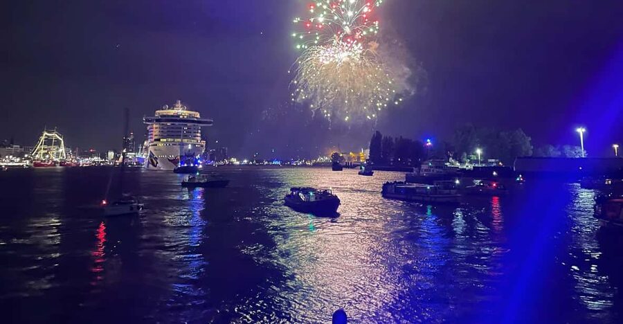 Hamburg: New Years Eve Harbour Cruise - New Year’s Eve on Hamburg’s working harbour
