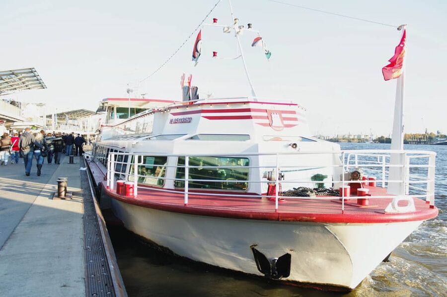 Hamburg: Party Harbor Cruise with Olivia Jones - Weather protection and the 75 to 90-minute format