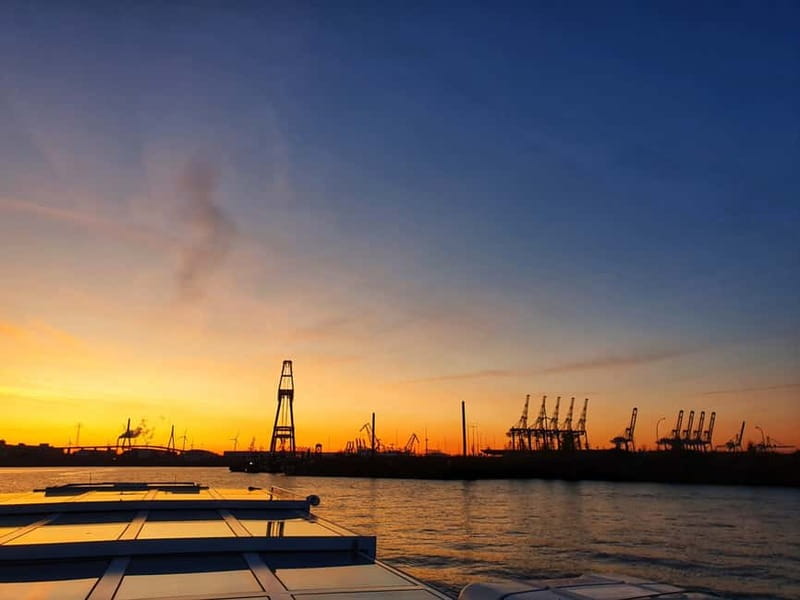 Hamburg: Private Harbor Tour by Boat - Finding the boat at the Hard Rock Cafe or bus parking area