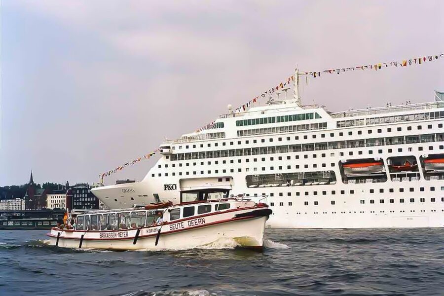 Hamburg: Traditional Harbor Tour with Commentary - The Köhlbrand Bridge and container terminals