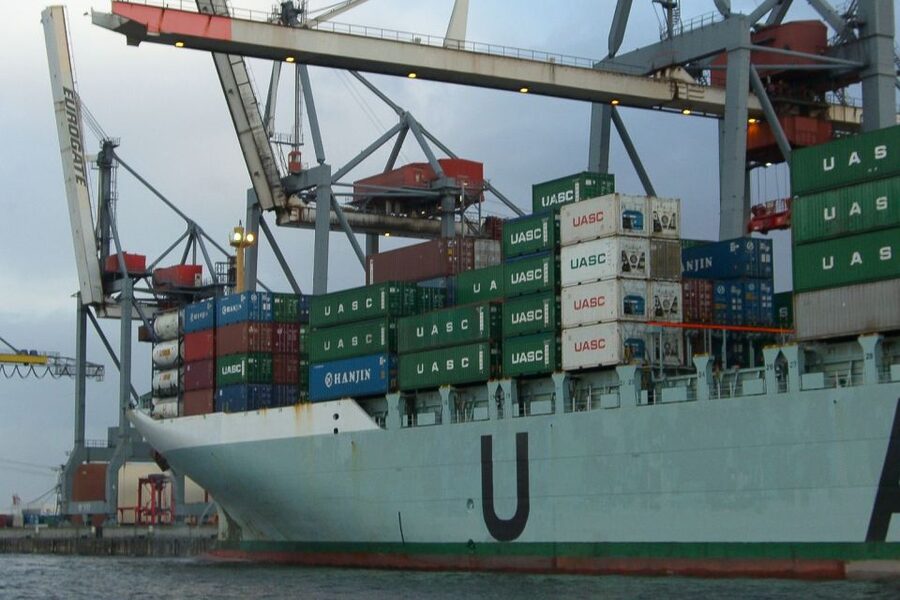 Hamburg: Traditional Harbor Tour with Commentary - Choosing between the two boats