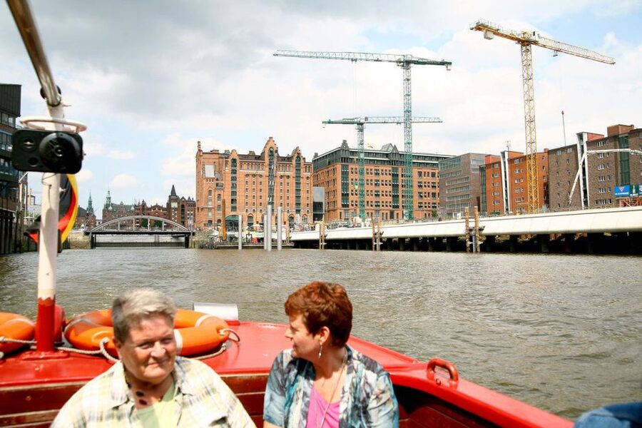 Hamburg: Traditional Harbor Tour with Commentary - What the one-hour format does well
