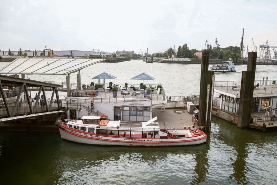 Hamburg: Traditional Harbor Tour with Commentary - Starting at Landungsbrücken in St. Pauli