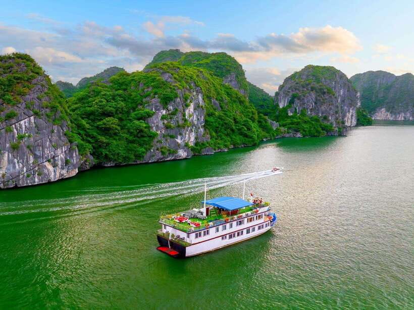 Hanoi: 2-Day Ha Long and Lan Ha Bay Cruise with Kayaking - The early Hanoi departure and road to the harbor